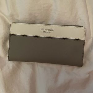 Kate Spade wallet, used only a few times. in PERFECT condition